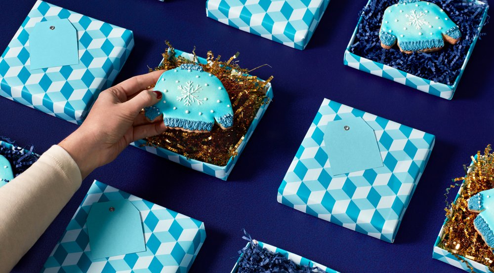 Biscuits en forme de pull dans une boîte aux couleurs festives